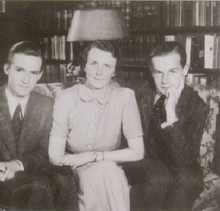 Lina Lindemann mit ihren Söhnen Friedrich (links) und Georg